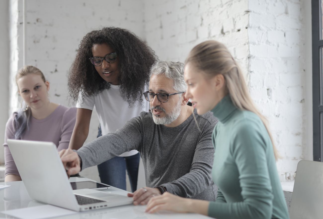 Equipe analisando informações em um notebook